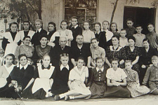 Директор 5 школы Белгорода Матузенко (в центре), рядом с ним Михаил Иванович Коноров,  1953-54 гг.